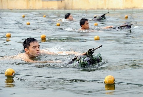 Học viên Tiểu đoàn 2 luyện tập bơi ứng dụng .
